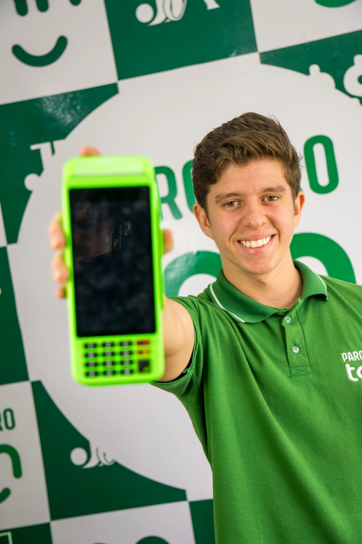 Consultor da loja com uma maquininha Ton